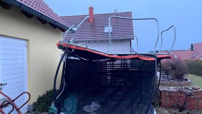 Bild: Alexander Unger
Sturmtief Antonia hat nur wenige Schäden angerichtet. Mancherorts flogen aber Trampoline durch die Gegend - wie hier in Ebermannsdorf (Kreis Amberg-Sulzbach).