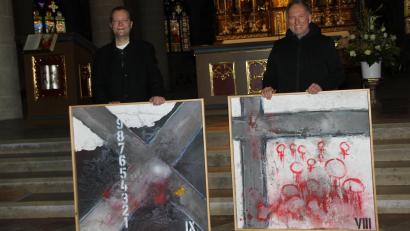 Bild: ads
Stadtpfarrer von St. Martin, Thomas Helm, und der Ensdorfer Künstler Gerd Seidel (rechts) freuen sich über die Ausstellung des Bilderzyklus zum Kreuzweg in der gesamten Fastenzeit. Im vergangenem Jahr fiel die Ausstellung Corona zum Opfer.