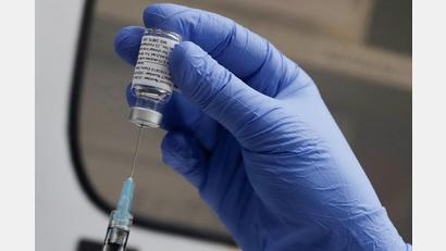 Bild: Alastair Grant/dpa
Ein medizinischer Mitarbeiter bereitet eine Dosis mit dem Corona-Impfstoff von Novavax vor. Wann der neue Impfstoff im Raum Amberg-Sulzbach zur Verfügung steht, ist noch nicht klar.