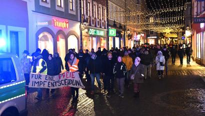 Archivbild: Petra Hartl
Bei den Corona-Demos, wie hier im Januar, ziehen bis zu 1000 Menschen durch die Amberger Altstadt. Der damit verbundene Lärm und die Behinderungen nerven inzwischen viele Bürger.