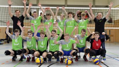 Bild: Hubert Ziegler
Die Volleyball-Jungs der U16 des VC Amberg (hinten von links): Trainer Thomas Schaller, Leo Rester, Xaver Müller, Paul Roggenhofer, Sebastian Helm, Laurenz Mecke und Trainer Stefan Franz. Vorne von links: Max Lobedan, Lukas Franz, Philipp Gießmann, Finn Martin, Ben Kühnert, Lionel Schaller und Korbinian Rumpler.