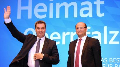 Archivbild: Stephan Huber
Söder baut sein Kabinett um - der Oberpfälzer Füracker (rechts) sitzt aber fest im Sattel. Hier die beiden beim Bezirksparteitag im Sommer 2018 in Amberg.