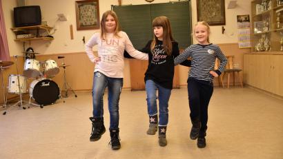 Bild: ubb
Pia, Emma und Anna (von links) proben am Sonntag allein mit ihrer Trainerin Christina Kraus im Vereinsheim des Schlüsselclubs Münchenreuth. Sie haben auch nur zu dritt richtig Spaß dabei.