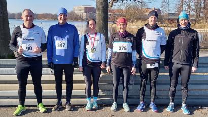 Bild: no
Zwei Frauen und vier Männer der Lauftreffabteilung des SV Illschwang beteiligten sich erstmals an der Laufserie am Nürnberger Dutzendteich.