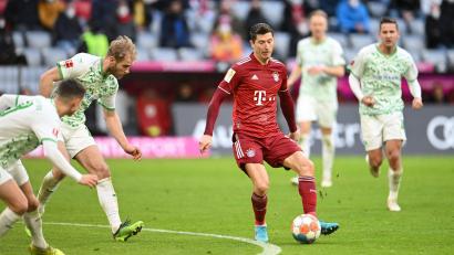 Bild: Tobias Hase/dpa
Überall Fürther, doch Robert Lewandowski bleibt ganz cool: Der Pole traf beim 4:1 zwei Mal für die Bayern.