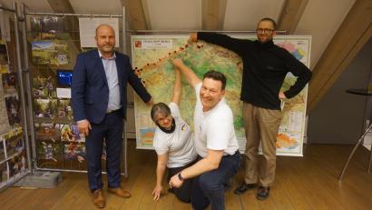 Bild: eib
Viele rote Punkte zeigen auf einer Karte die Samstagaktionen an der Grenze. Gäste bei der Ausstellungseröffnung im CeBB waren (von links) Bürgermeister Václav Bernard, Kuratorin Lenka Šaldová, Lars Helbig und Initiator Jan Kvapil.