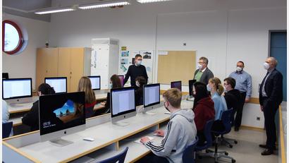 Bild: stg
Landrat Roland Grillmeier (rechts) ließ sich in der Kemnather Realschule in die digitalen Feinheiten einweihen.