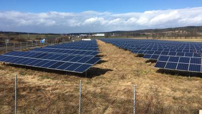 Bild: ihl
Die Photovoltaik-Anlage an der A 93 bei Perschen gehört der Bemo. Bürger erzeugen so grünen Strom und profitieren von der Dividende. Sie lag 2021 bei zwei Prozent pro Anteil.