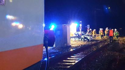 Bild: Feuerwehr Landkreis Cham
Obwohl das Auto nur noch Schrottwert hat, wurde der Fahrer des Fiesta beim Unfall am Bahnübergang Waldmünchen nur leicht verletzt.
