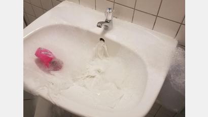 Bild: Marko Pammer/exb 
Seife ausgekippt und das Wasser laufen gelassen: Jetzt greift die Stadt im öffentlichen WC ein.