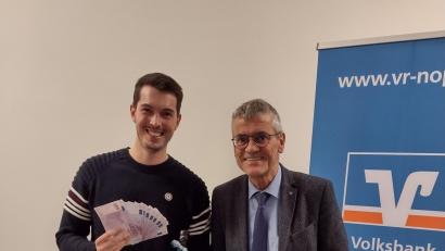 Bild: dob
Stephan Bodensteiner aus Floß (links) strahlte übers ganze Gesicht, als er die große Geldsumme in den Händen hielt, die ihn Regionalmarktleiter Anton Zilbauer überreichte.