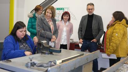 Bild: Hirsch
MdB Marianne Schieder, die Zentrumsleiter Karl Ziegler und Silvia Völkl-Renner, MdL Annette Karl und Kolping-Vorstand Christine Jäger (von rechts) warfen einen Blick in die Werkstätte des Kolpingbildungswerkes Schwandorf.