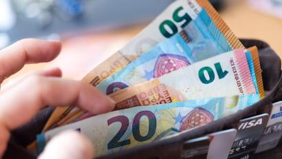 Symbolbild: Monika Skolimowska/dpa
Der Geldbeutel einer 55-Jährigen aus Amberg ist wieder da. Das Geld ist allerdings weg.