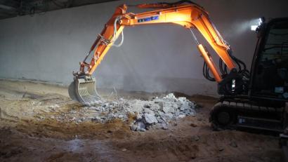 Bild: sir
In einer Produktionshalle, die derzeit saniert wird, wurden unter dem Betonboden Knochen gefunden.