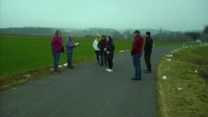 Bild: bjp
Den wenigen nächtlichen Spaziergängern auf dem Kirschbaumackerweg wird die Gemeinde kein Licht aufstecken: Der Bauausschuss (hier beim Ortstermin) hielt die Aufstellung von Straßenlaternen nicht für erforderlich, das Ratsplenum teilte diese Einschätzung.