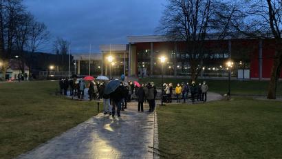 Bild: Michael Thomas/exb
Am Sonntag war das Bündnis "Solidarisches Erbendorf" wieder im Stadtpark. Es waren nach Angaben der Polizei rund 50 Personen gekommen.