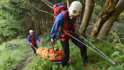 Symbolbild: Swen Pförtner/dpa
Einsatzkräfte der Bergwacht trainieren regelmäßig bei Übungen, um auf alle Einsatzszenarien vorbereitet zu sein.