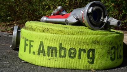 Bild: Petra Hartl
Die Feuerwehr Amberg musste am Dienstag zu einem Fahrzeugbrand in der Von-der-Sitt-Straße ausrücken.