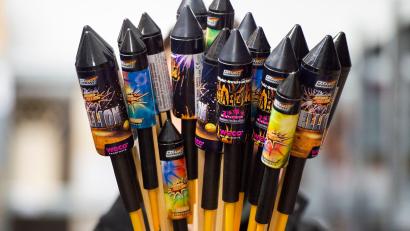 Symbolbild: Christophe Gateau/dpa
Feuerwerkskörper sind zu sehen.