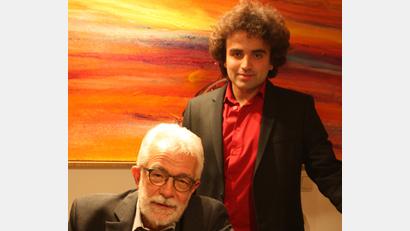 Bild: Barami/exb
Vorne der Pianaist Jakob Schröder, hinten Adnan Barami, der den Liedzyklus "Die Winterreise" von Franz Schubert singen wird.