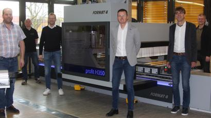 Bild: wro
Das neue CNC-Bearbeitungszentrum in den Holzwerkstätten am BSZ Wiesau wurde vor wenigen Tagen in Betrieb genommen. Mit dabei waren (von links) Jürgen Böckl, Thomas Gradl , Michael Heinzmann, Jürgen Stebegg, Schulleiter Thomas Metzler und Peter Schaller.
