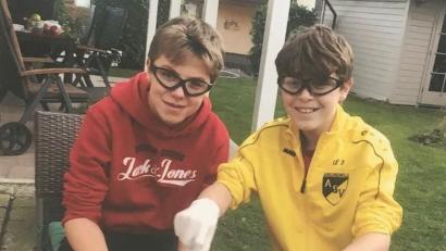 Bild: Ostbayerische Technische Hochschule/exb
Linus Eisenhut (13) und Niklas Bitter (13) haben sich gegen 14 Bewerber in der Kategorie Chemie durchgesetzt. Sie haben ein Verfahren entwickelt, bei dem Obst und Gemüse mit einem abwaschbaren Verpackungsstoff ummantelt werden kann, so dass kein Plastikmüll entsteht.