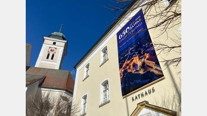 Bild: cv
Am Pfreimder Rathaus prangt seit Jahresbeginn eine großes Transparent, das auf das Stadtjubiläum verweist.