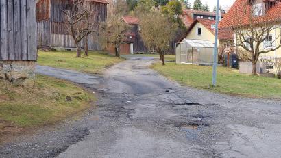 Bild: bsc
An der Abzweigung Weißensteiner Weg im Ortsteil Frauenreuth beginnt der Voglherdweg. Im Sommer soll bereits der Baubeginn zur Instandsetzung erfolgen. Die derzeitige Kostenschätzung beläuft sich auf 71.000 Euro für die Wasserleitung und 238.000 Euro bei der Straßeninstandsetzung.