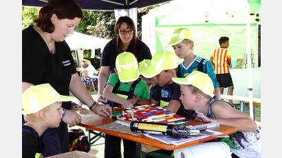 Bild: bkr
Christina Ponader (li) und die Kids bauen an einer Rampe.