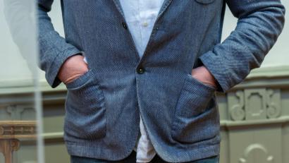 Bild: Armin Weigel/dpa
Der Angeklagte steht im Verhandlungssaal im Amtsgericht.