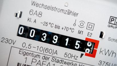 Symbolbild: Hauke-Christian Dittrich/dpa
Verbraucher müssen ab Juli keine EEG-Umlage mehr bezahlen.