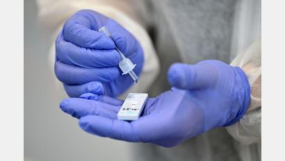 Symbolbild: Martin Schutt/dpa-Zentralbild/dpa/Symbolbild
Im vergleich zur Vorwoche stieg die Zahl der bekannten Corona-Infektionen im Landkreis Schwandorf in den vergangenen sieben Tagen weiter an.