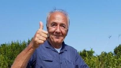 Bild: Birgit Trottmann/exb
Daumen hoch für ein abwechslungsreiches Leben. Dr. Reinhard Trottmann liebte Afrika und seine Landschaft.