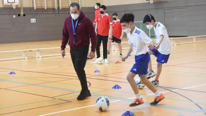 Bild: Gabi Schönberger
Da schaut der Profi ganz genau hin: Trainer Manuel Baum beim Training mit den Jungs an der Hans-Scholl-Realschule.