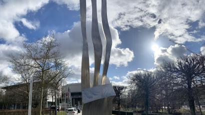 Bild: Gabi Schönberger
Vor der Max-Reger-Hall begrüßt die "Weidener Welle", eine Skulptur aus Chrom, Nickel und Stahl die Besucher. Laut Ex-OB Hans Schröpf ist sie "ein Wahrzeichen für Weidens kulturelle Aufgeschlossenheit." Das hat 400.000 Euro gekostet. Der Entwurf stammt von Otto Wesendonck aus Waakirchen im Landkreis Miesbach.