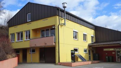 Bild: tra
Reichen der Umbau und die Sanierung der ehemaligen Lehrerwohnung für die offene Ganztagsschule an der Mittelschule Ensdorf? Oder ist ein zusätzlicher Neubau notwendig? Diese Frage zu klären, beauftragt der Gemeinderat die Firma Hollweck Plan und Bau.