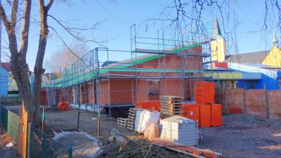 Bild: fjo
Entlang der Bahnhofstraße erstreckt sich der neue Anbau für die Kindertagesstätte. Mit einer Fertigstellung und dem Bezug wird heuer nicht mehr gerechnet. Nach dem Abschluss der Erweiterung geht es gleich mit der Sanierung des bestehenden Gebäudes weiter.