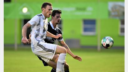 Bild: Alfred Schwarzmeier
Die SpVgg SV Weiden (links Sven Kopp) bleibt zwangsweise in der Winterpause. Das Heimspiel gegen die SpVgg Osterhofen wurde wegen Coronafällen beim Gegner auf Dienstag, 8. März, verlegt.