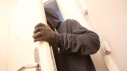 Symbolbild: Bodo Marks/dpa
Dieser Einbruch scheitert an der Tür.