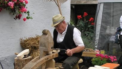 Archivbild: gi
Josef Kindl aus Gebhardsreuth pflegte die alte Handwerkskunst wie das Holzschuh- und Rechenmachen.