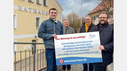 Bild: Gemeinde Kastl b. Kemnath/exb
Robin Hecht und Reinhard Herr von der Verwaltung, Planer Klaus Stiefler und Bürgermeister Hans Walter (von links) wollen die Meinung der Bürger hinsichtlich der künftigen Entwicklung der Gemeinde Kastl wissen.