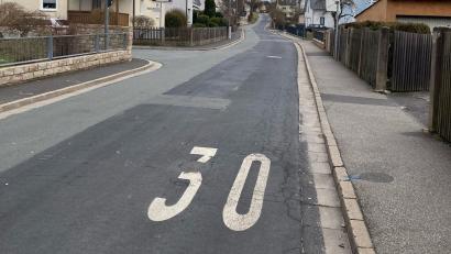 Bild: e
Die Messung ergibt: Nicht einmal zehn Prozent der registrierten 3900 Verkehrsteilnehmer halten in der Dr.-Gräßmann-Straße in Vilseck die vorgeschriebene Geschwindigkeit mit 30 Stundenkilometern ein. Der Stadtrat will hier einschreiten.