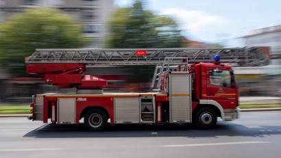 Symbolbild: Monika Skolimowska/dpa
Ein Feuerwehrauto fährt mit Blaulicht zu einem Einsatz. Für Feuerwehrleute gibt es künftig eine besondere Art der Wertschätzung.