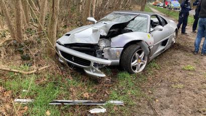 Bild: Kreispolizeibehörde Mettmann
Nach der Reparatur ist ein Fahrzeugmonteur mit einem 20 Jahre alten Ferrari gegen einen Baum gefahren.