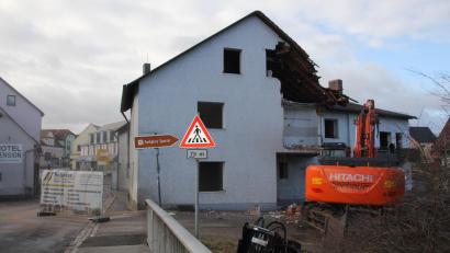 Bild: frd
Am vergangenen Dienstag wurde mit dem Abriss des ehemaligen Gebäudes der Raiffeisenbank Neunburg begonnen.