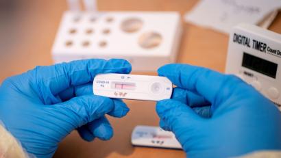 Symbolbild: Kay Nietfeld/dpa
Ein von Profis durchgeführter Schnelltest soll künftig EU-weit als Nachweis einer überstandenen Corona-Infektion gelten.