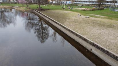 Bild: Gustl Beer
Die Stadt will das Wasser im Stadtbad weiter anstauen. Das hat weitreichende rechtliche und finanzielle Folgen.