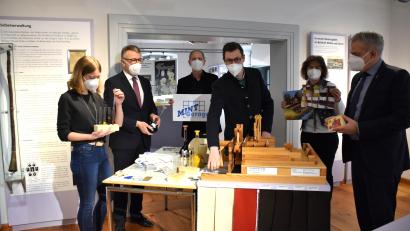 Bild: ubb
Jasmin Blei (links), Juniorchef Maximilian Mehler von der Tuchfabrik Mehler (Vierter von links) und Erika Rahm (Zweite von rechts) zeigen Bürgermeister Franz Stahl, Hilmar Fütterer und Landrat Roland Grillmeier (von links), wie das mit dem richtigen Färben wissenschaftlich über die Bühne geht.