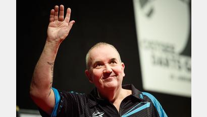 Archivbild: Gregor Fischer/dpa
Rekord-Weltmeister und Altstar Phil Taylor zeigt vom 25. bis zum 27. Februar im Evangelischen Vereinshaus, was er an der Darts-Scheibe noch so drauf hat.