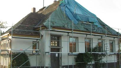 Bild: fjo
Die Sirenen auf den Dächern, wie hier auf dem ehemaligen Schulhaus in Hagendorf, bleiben zwar erhalten. Eine Alarmierung der Feuerwehrleute erfolgt aber bald noch häufiger auf direktem Weg.